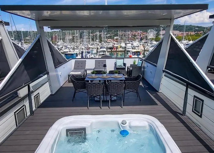 Floating Sea House Seaesta