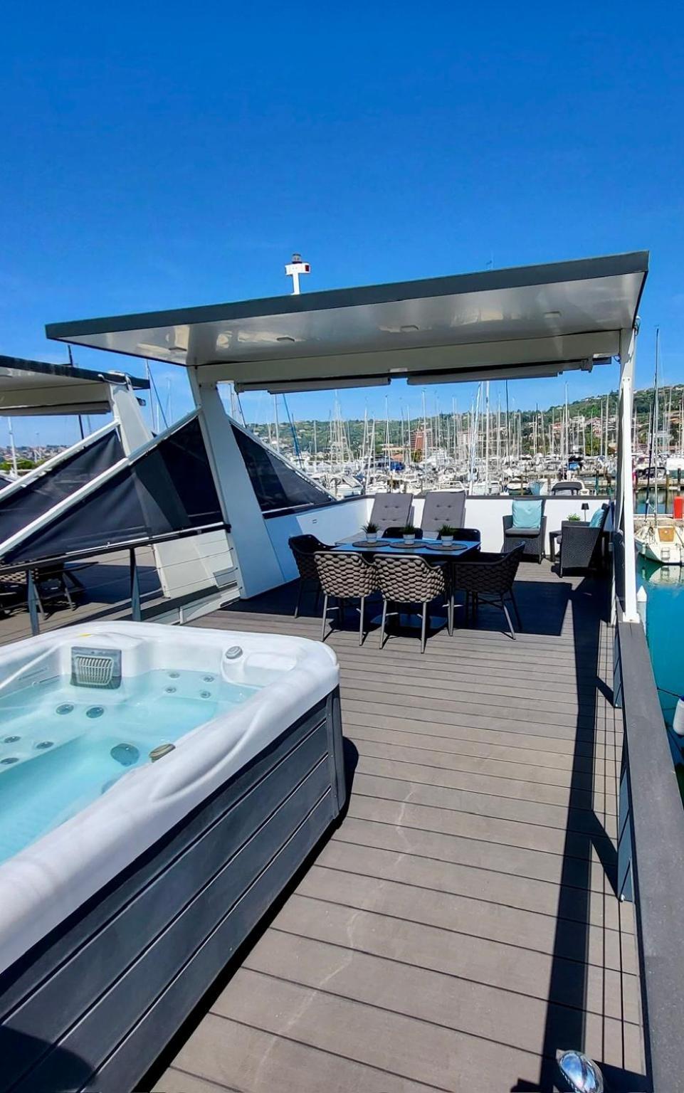 Holiday home Floating Sea House Seaesta *