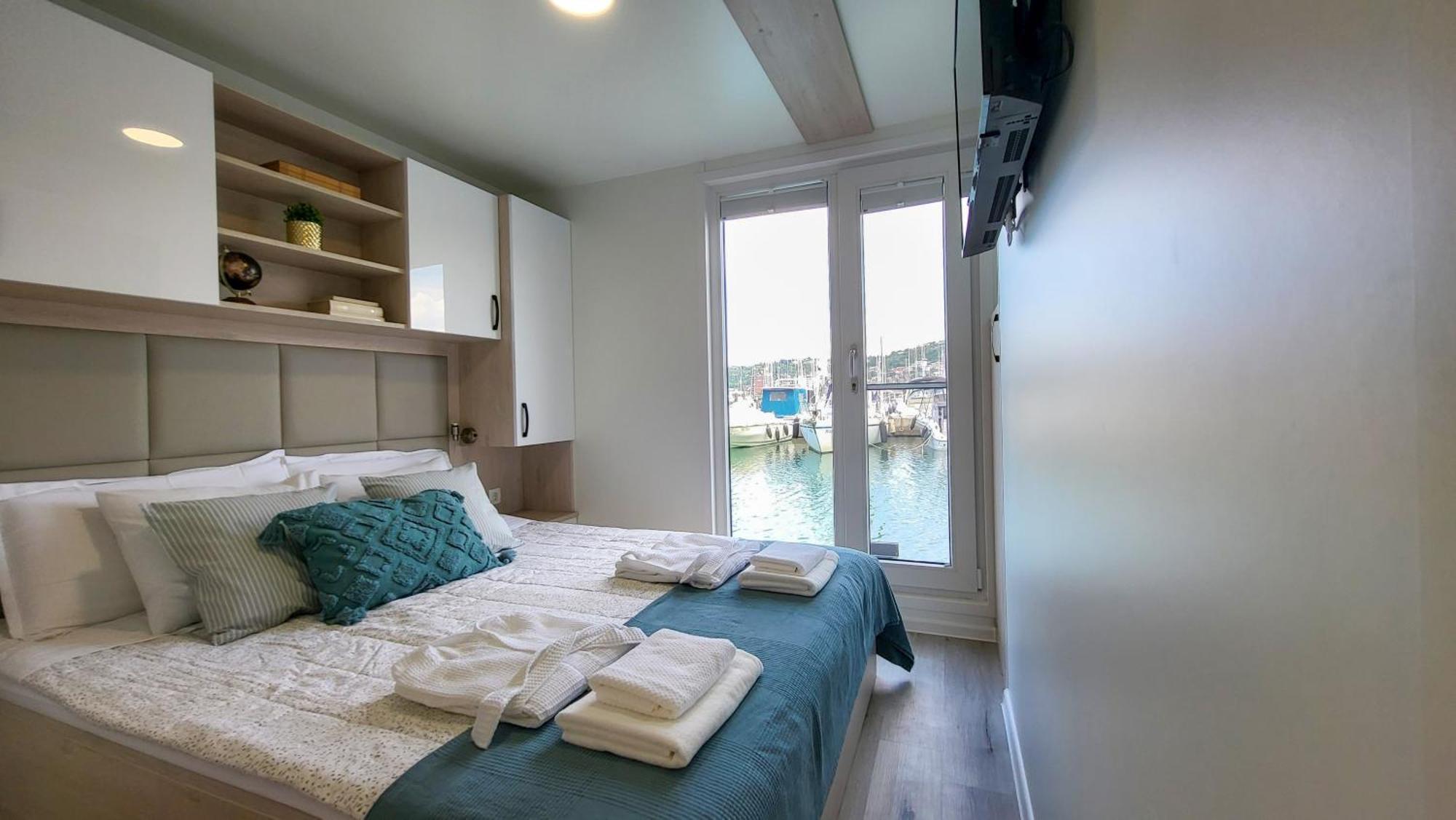 Floating Sea House Seaesta Holiday home *